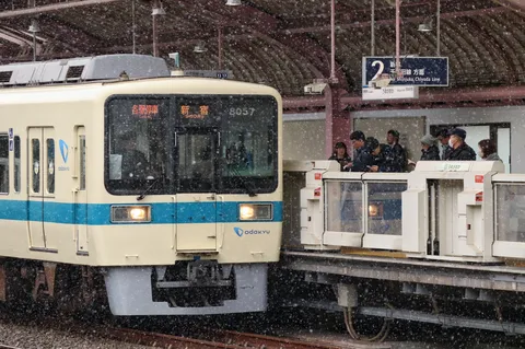 雪化粧の駅、旅立ちの瞬間