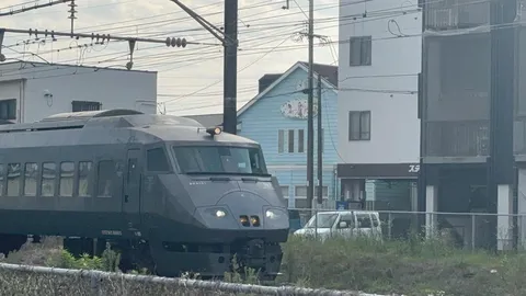静かに佇む、蒼い街の列車