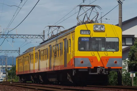 黄色い電車と空のコントラスト
