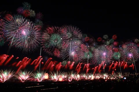 満開の光、夜空に咲き誇る