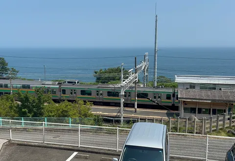海辺の駅に響く電車の音
