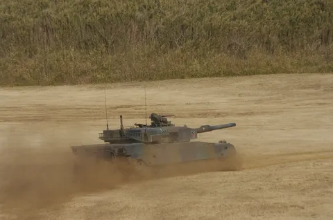 砂煙を巻き上げる戦車
