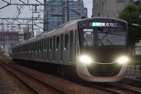 都会を駆ける夜の列車