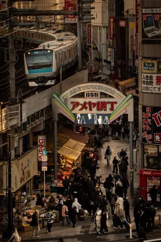 都市の躍動、二層の景色