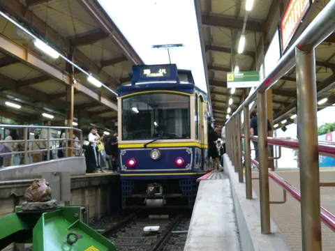 ノスタルジックな旅路、電車が駅に滑り込む