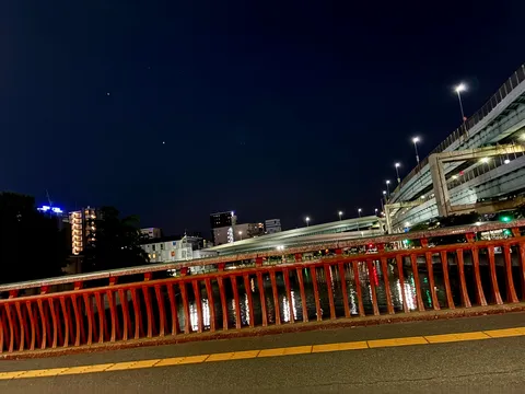 都会の夜景と静かな水面
