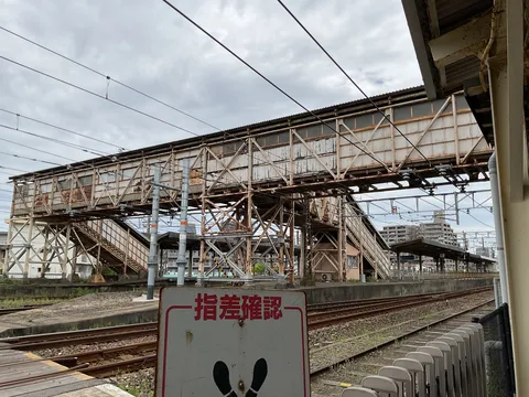 錆びついた跨線橋と午後の線路