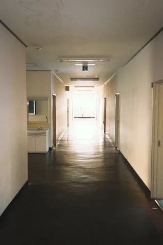どこか懐かしい、静かな廊下