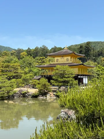 黄金に輝く建築と水鏡