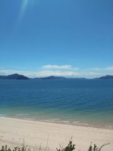 青と砂の静かな海景
