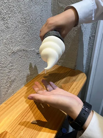 甘い雫、手のひらに落ちる瞬間