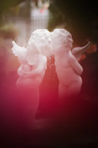 見つめ合う二人、天使のささやき