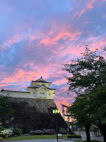 夕景の城と石垣の輝き
