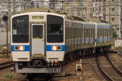 回送列車、都会を駆け抜ける