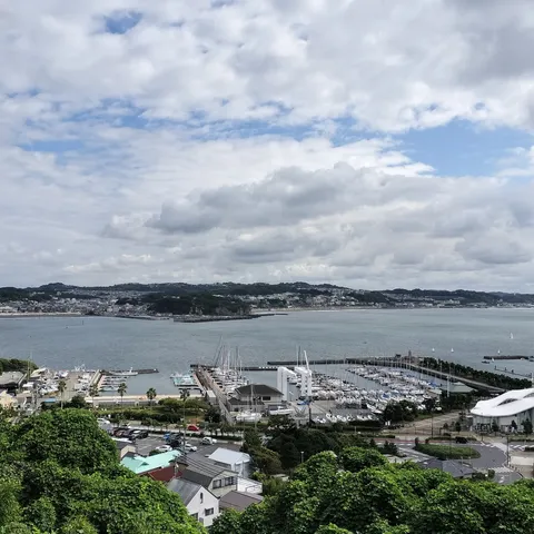 海風とヨットの港景色