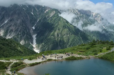 雲間から覗く山の神秘と湖畔の休息
