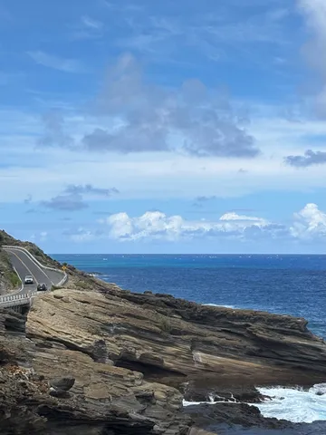 青い海と荒々しい岩肌のコントラスト