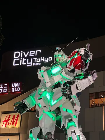 夜空に光り輝く巨大ロボット