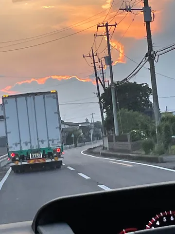 夕焼け雲とトラック
