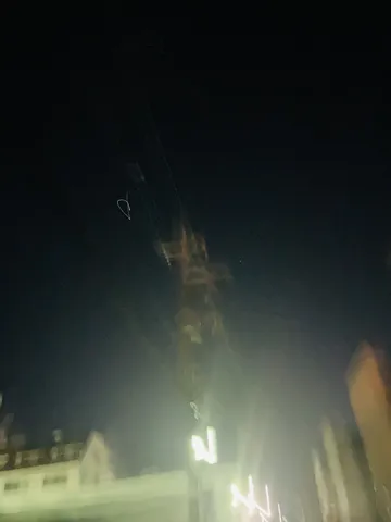 夜の景色と不思議な光の軌跡