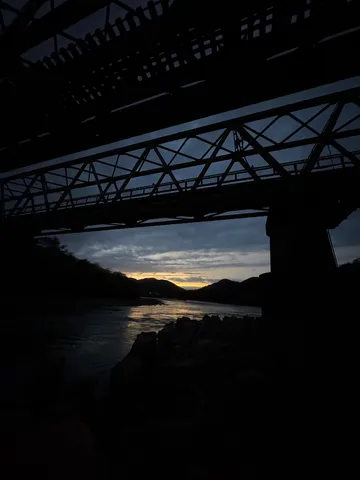 夕暮れをくぐる鉄骨の影
