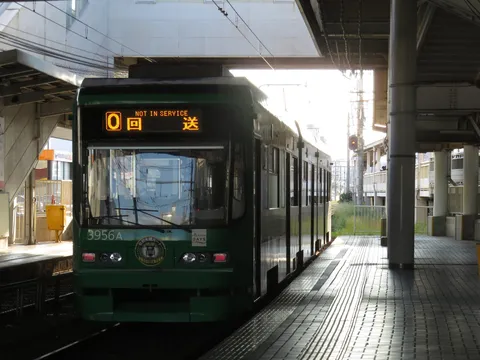 無人の駅、静かに佇む電車
