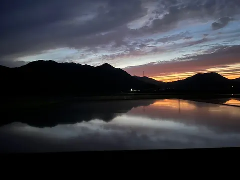 水鏡に映る茜色の空