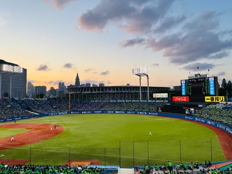 夕暮れスタジアムの熱気と静寂