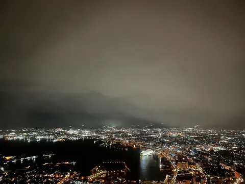 夜景に灯る、都会の光の海