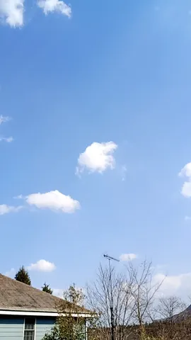 青空とアンテナ、そして家
