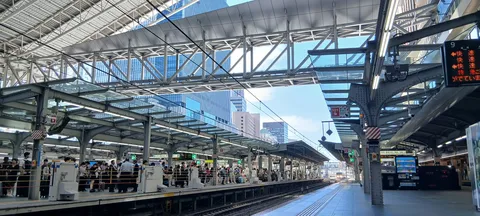鋼鉄とガラスの駅空間