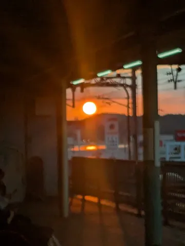 夕暮れの線路と温かな光
