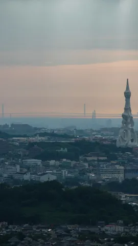 未来都市の尖塔と橋