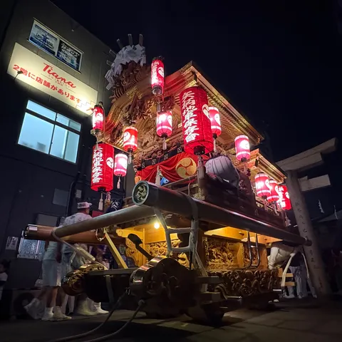 夜を照らす提灯の舞台