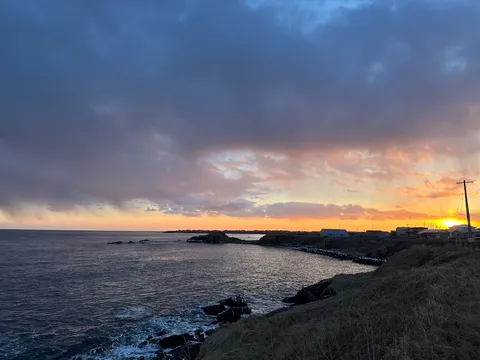 夕暮れの海岸線、静かな町の灯り