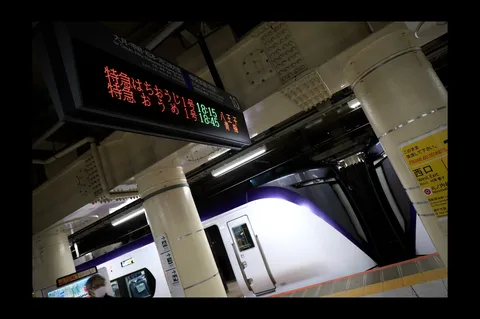 駅の風景に溶け込む日常