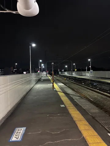 夜の静寂、駅のプラットフォーム