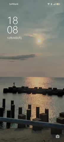 夕暮れの海岸線、穏やかな海