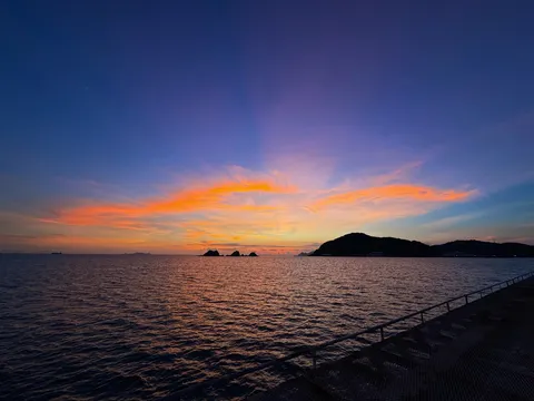 桟橋越しの夕焼けグラデーション