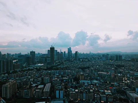 見渡す限りの街と空の境