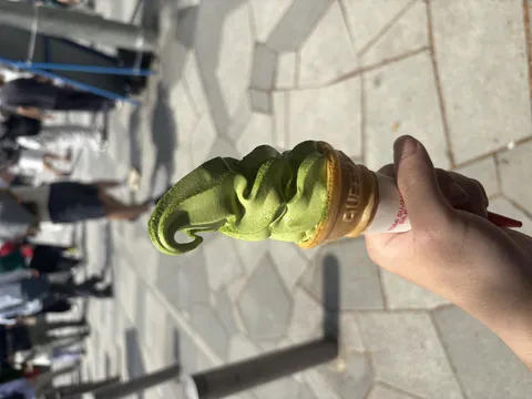 鮮やか抹茶ソフトと賑やかな街角