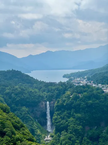 森と湖に映る涼風と滝の音