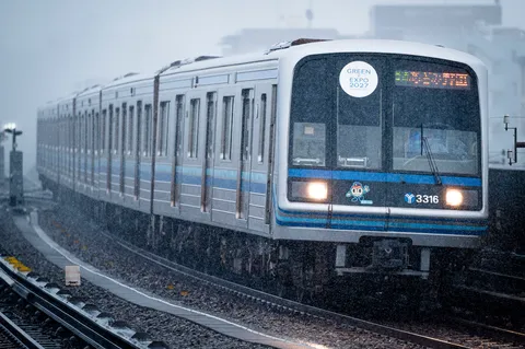 雨粒と旅する列車の静寂