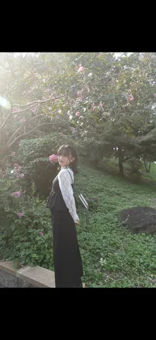 初夏の木漏れ日と少女