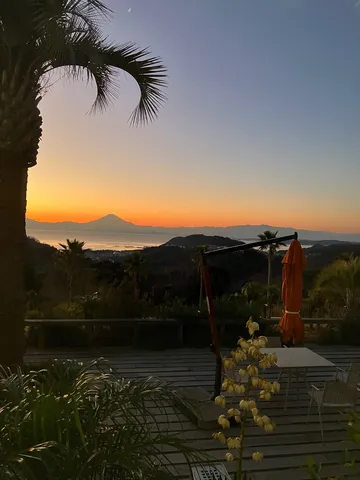 夕暮れ、空と海と富士山の静寂
