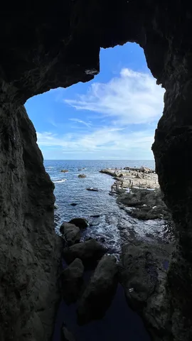 洞窟からの青い海景