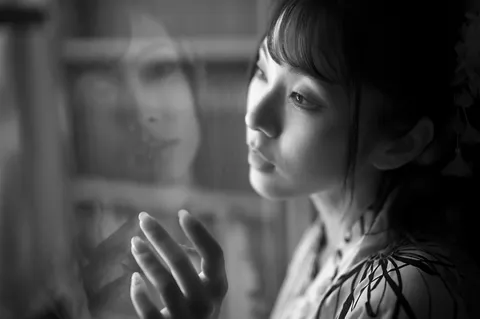 窓越しの淡い横顔