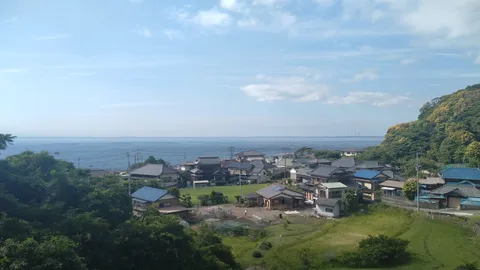 海辺の静かな集落、潮風の丘