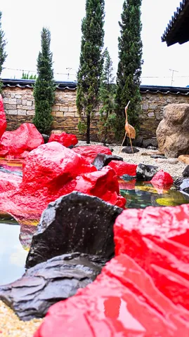 赤い岩と水の静かな庭景色