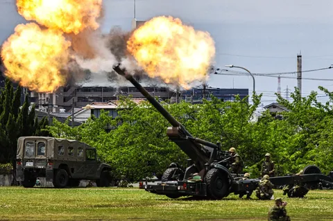 轟音と炎、軍事演習の迫力